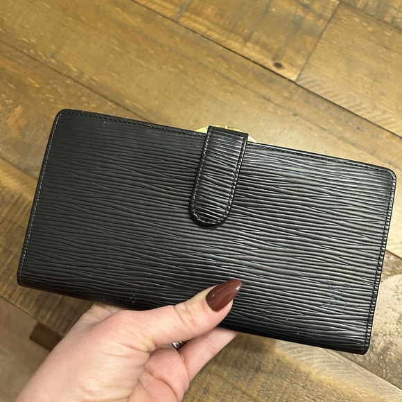 Excellent Pre-Owned Louis Vuitton Epi Wallet - Picture 10 of 12